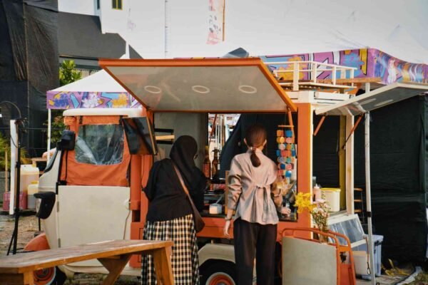 The Growth of Hyperlocal Business Models in Cities